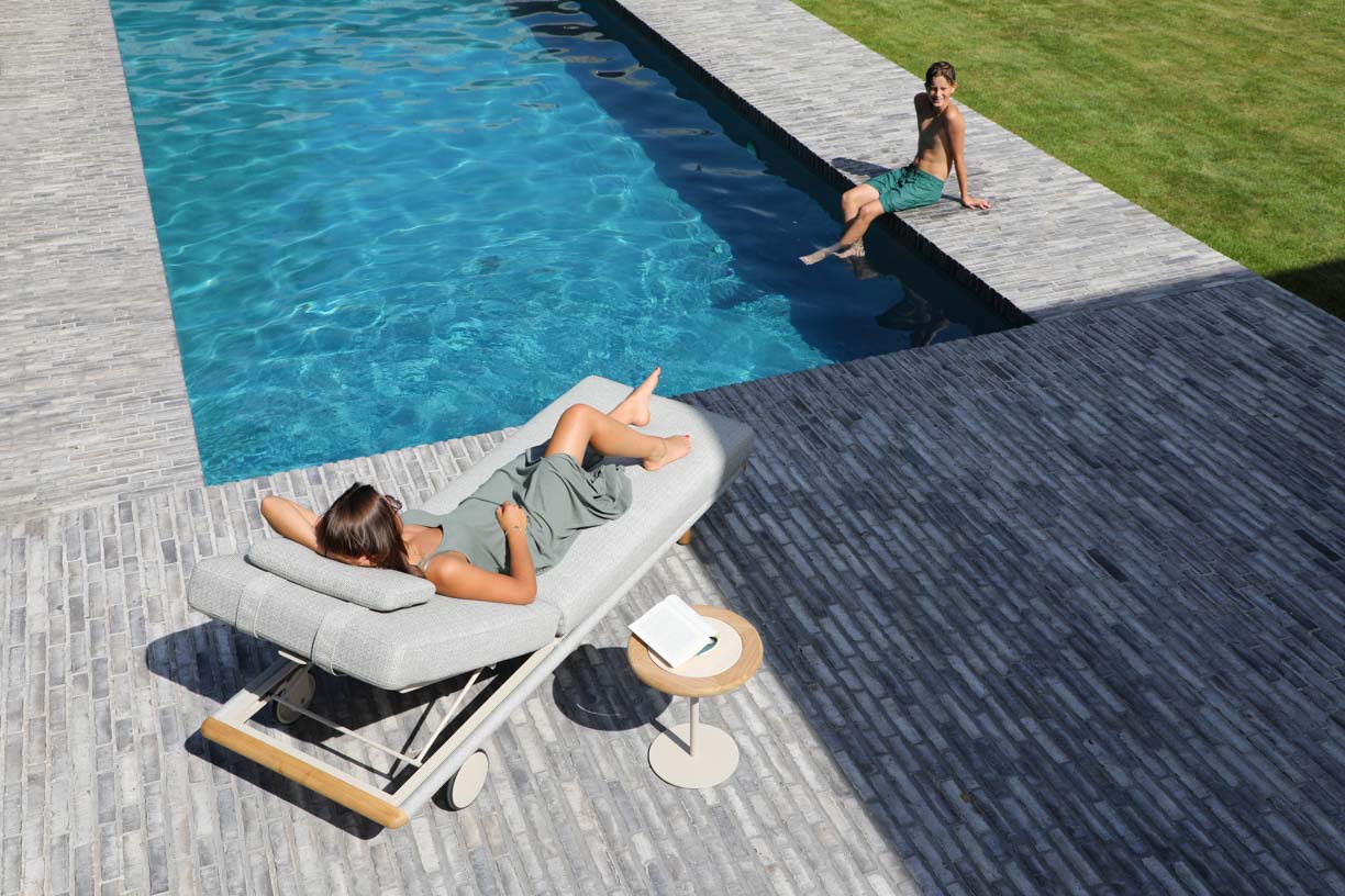Chaise longue d'extérieur polyvalente et réglable pour le bord de la piscine et la terrasse – Confort ergonomique et résistant aux intempéries
