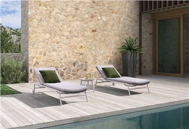 Chaises longues et chaises longues Villa Courtyard
